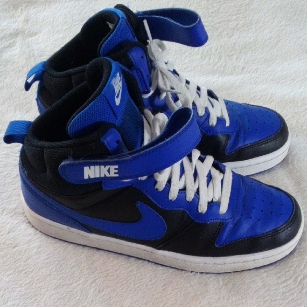 Nike Youth Size 7 =Womens 8.5 Blue and Black High-Top Sneakers.